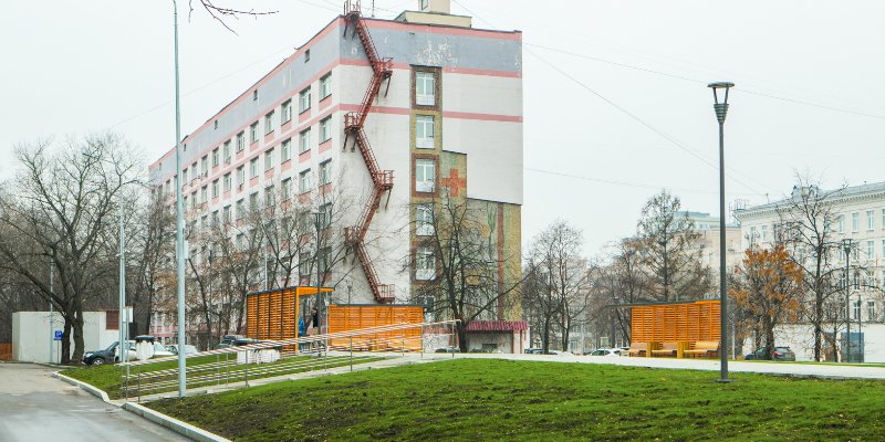 Досрочно завершилось благоустройство территории больницы имени В.П. Демихова