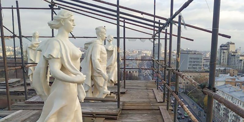 Южные ворота Москвы: как реставрируют скульптуры на Ленинском проспекте