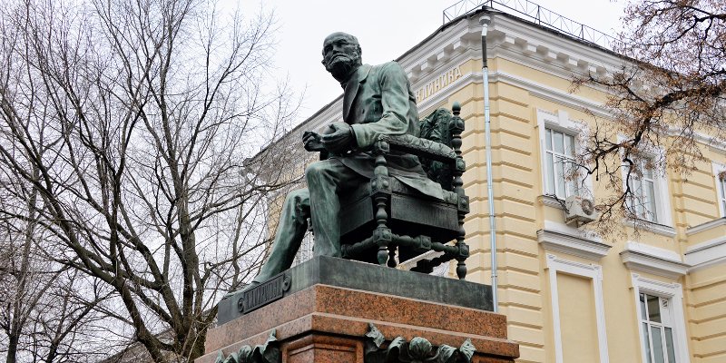 Чудесный доктор и великий хирург: где в столице установлены памятники выдающимся врачам