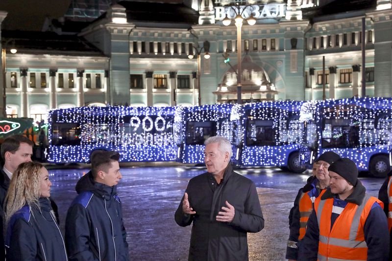 Собянин запустил праздничный новогодний транспорт в Москве