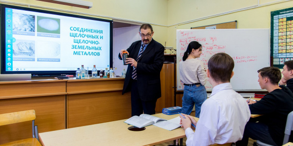 «Нищая» профессия? Сколько зарабатывают московские учителя и зачем всем об этом знать