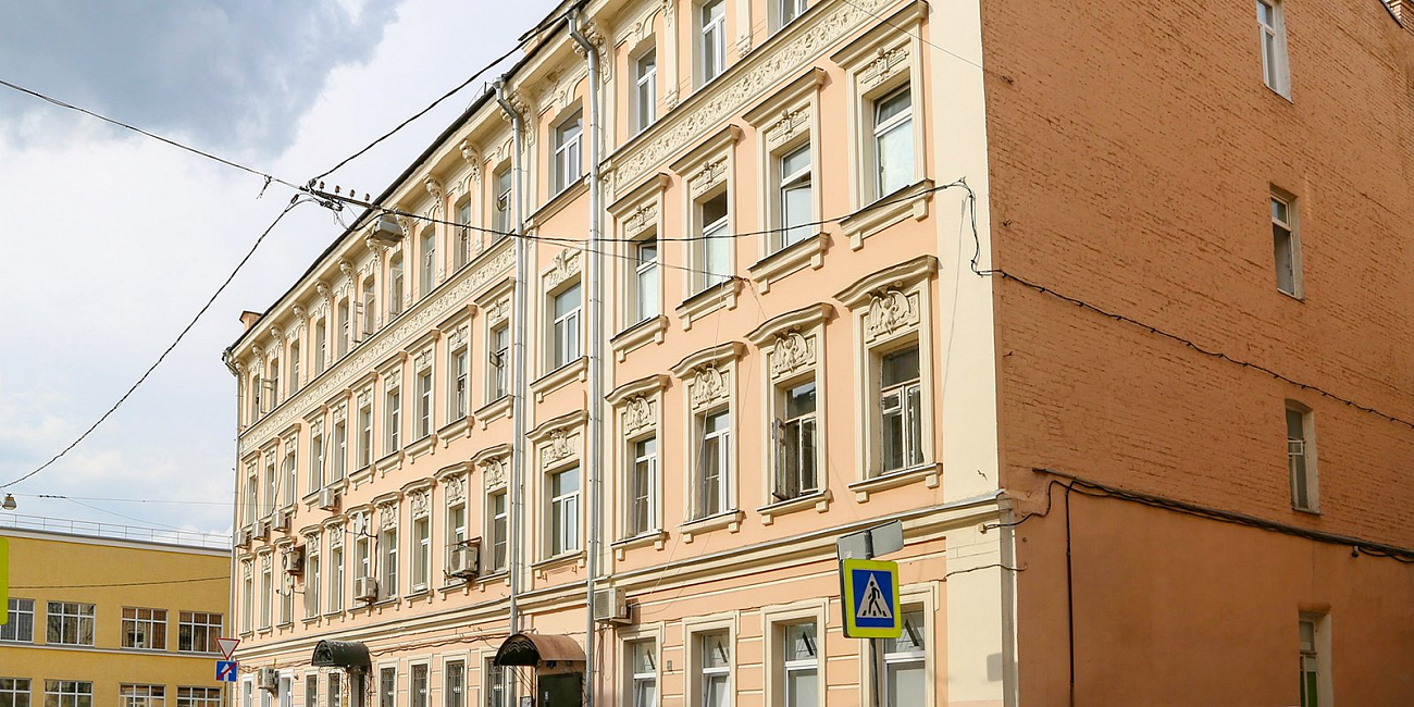 Единороги, горгульи, грифоны: кто еще притаился на фасадах московских домов